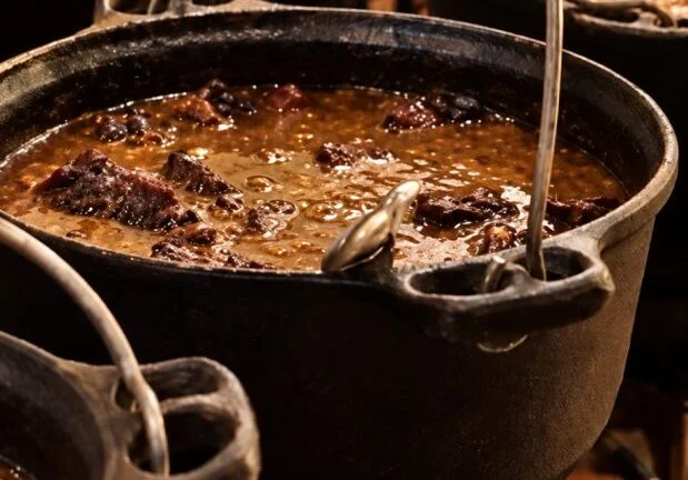 Feijoada celebra a culinária brasileira e reúne famílias e amigos em Manaus