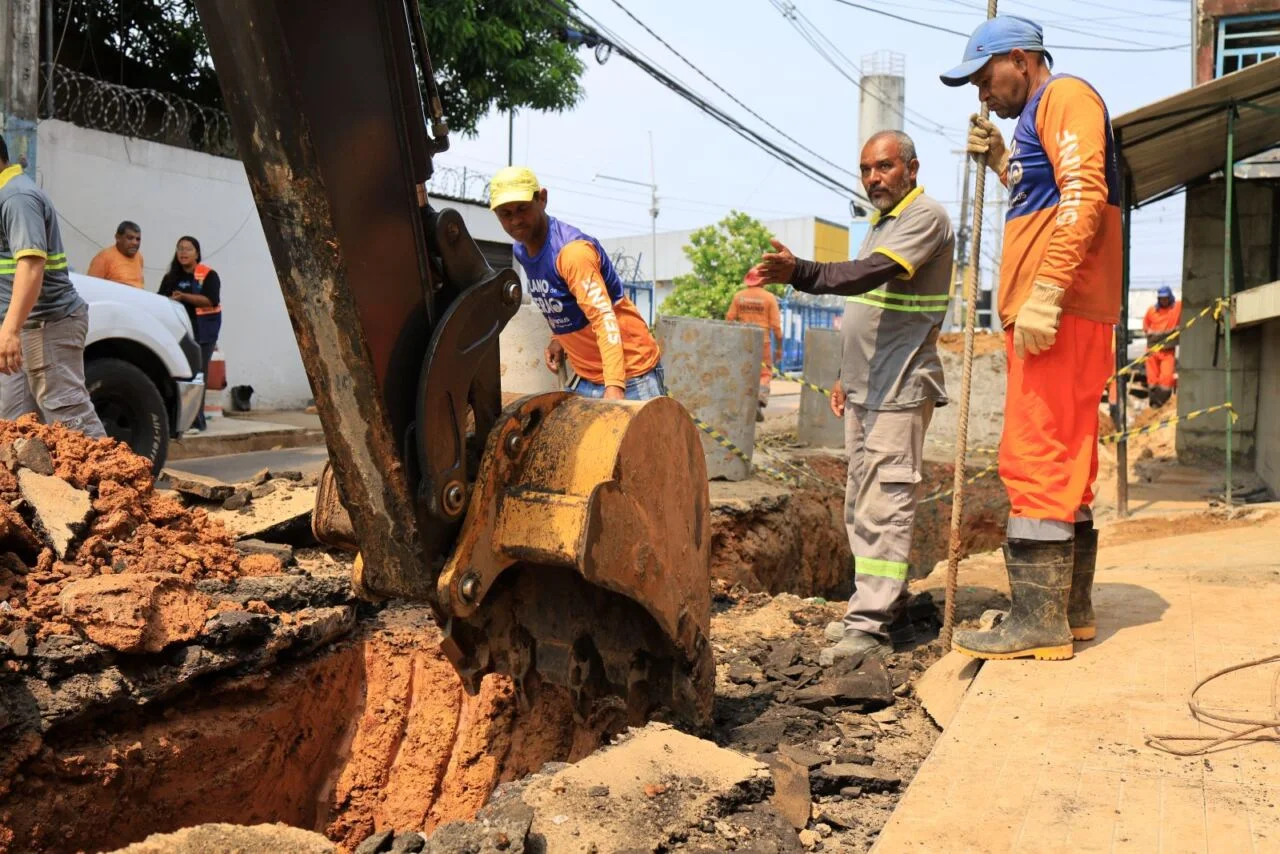 Prefeitura de Manaus mobiliza equipes em obra emergencial para recuperar drenagem no bairro Vila da Prata