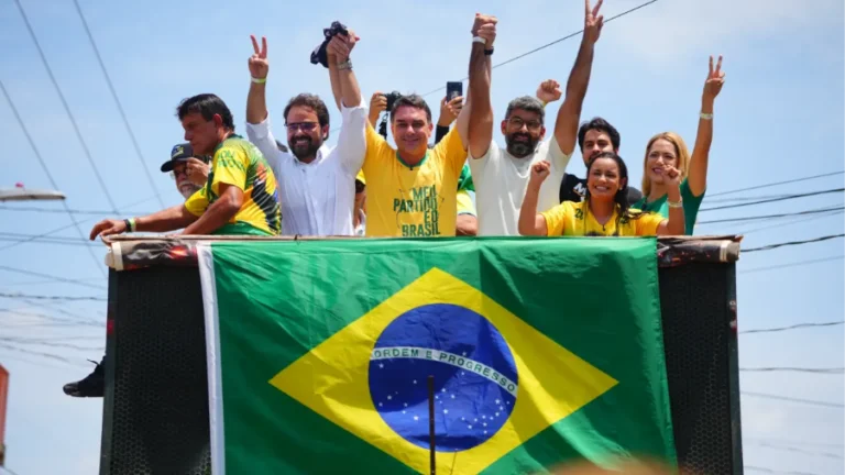 Flávio Bolsonaro promete acabar com ‘entraves ambientais’, Lula defende fiscalização forte 