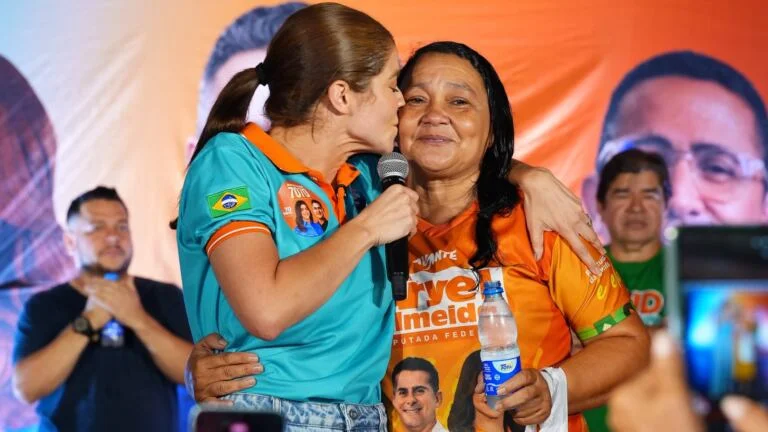 Drª Aryel retorna ao Morro da Liberdade e reafirma suas raízes em penúltimo ato de campanha