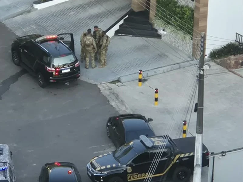 Coronel Vinícius Almeida e sede da SSP-AM são alvos de operação da Polícia Federal e Justiça Eleitoral em Manaus