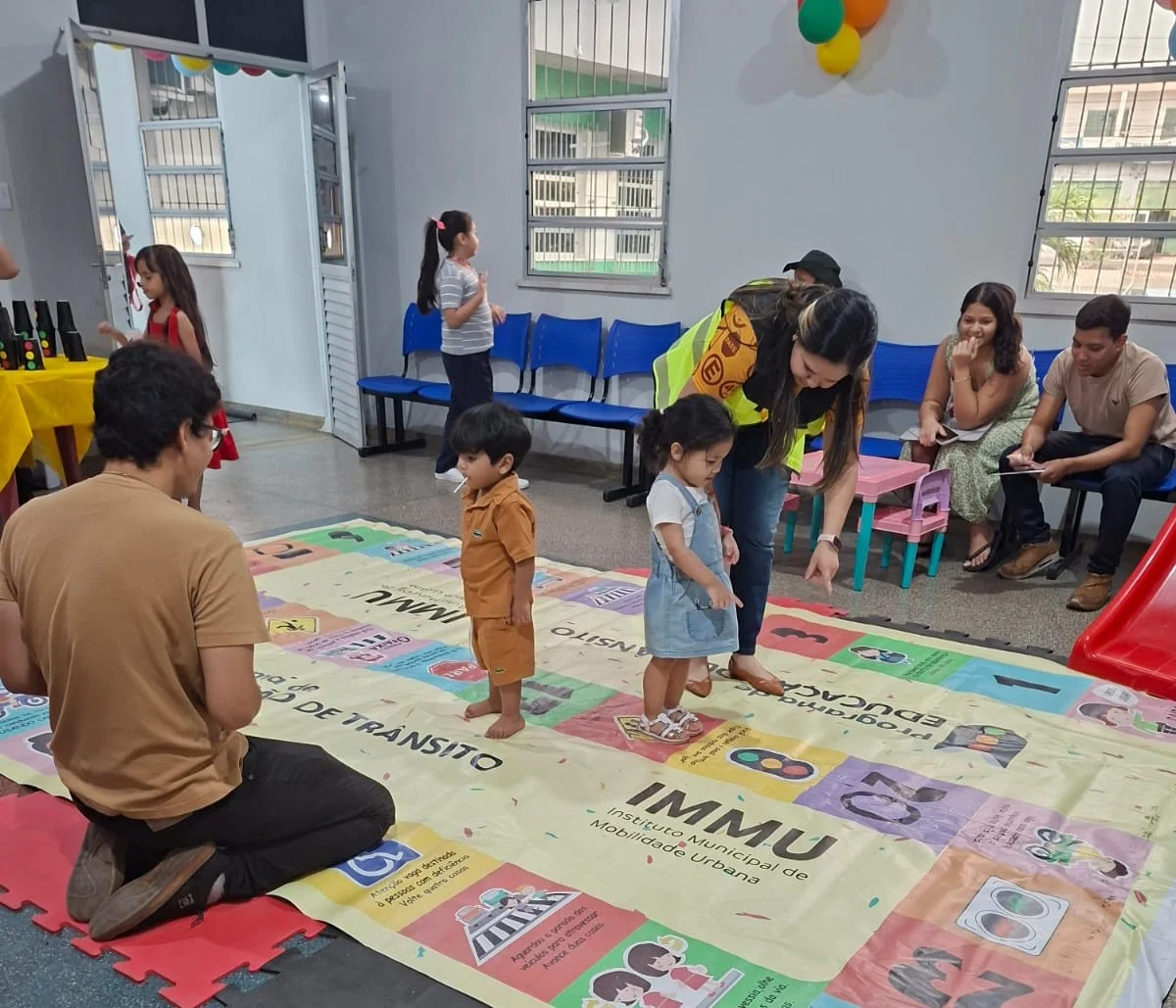 Prefeitura de Manaus orienta crianças sobre segurança no trânsito na zona Leste